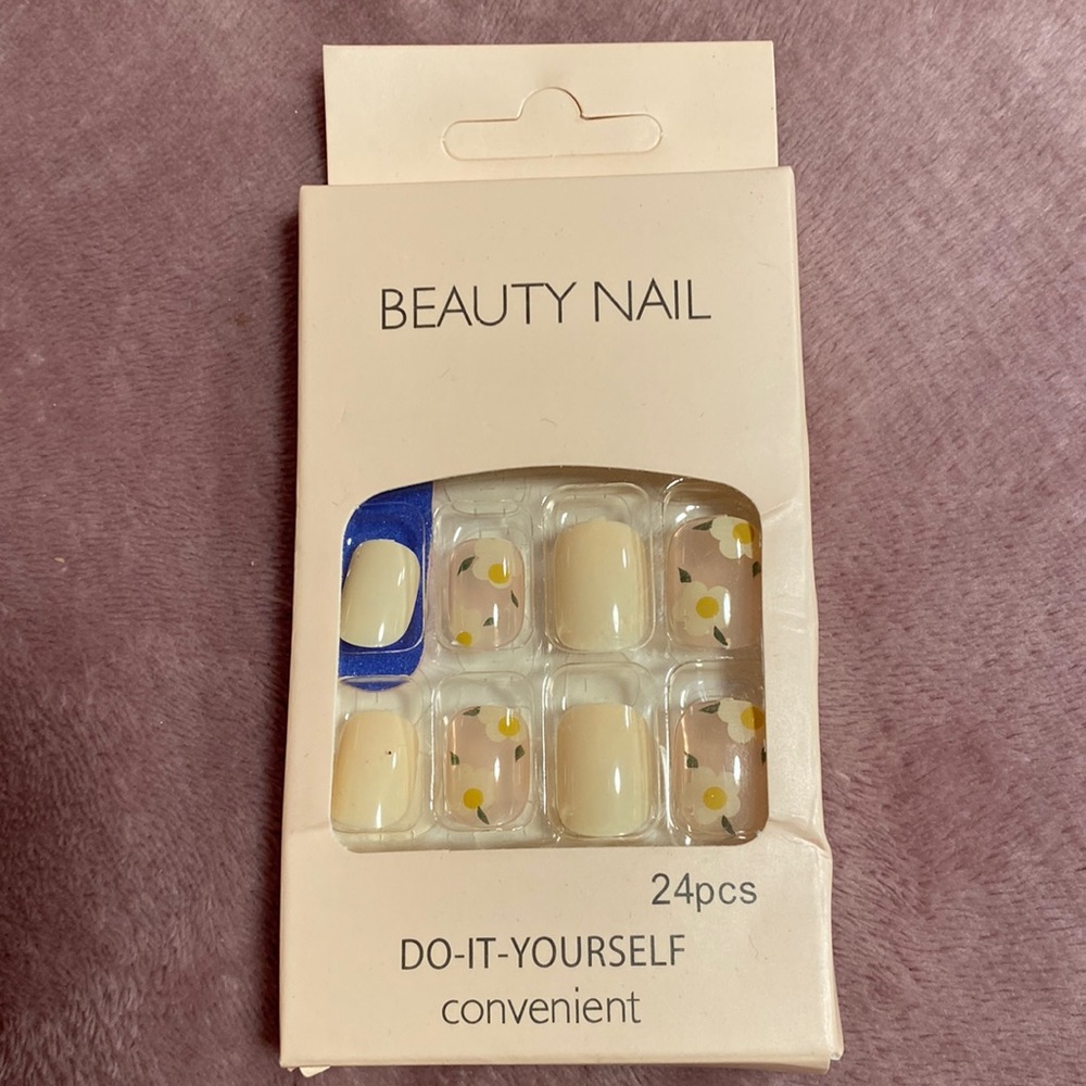 Flowery Press-on Nails